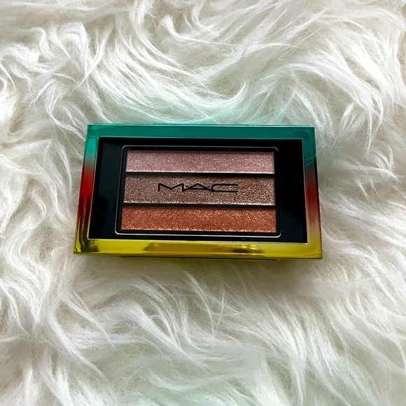 Brand new MAC Veluxe Pearlfusion Shadow - Picture 2 of 4